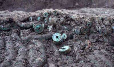 Півтори тонни монет виявлено у стародавньому скарбі на сході Китаю.