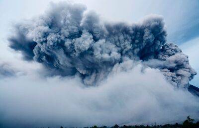 В Индонезии эвакуируют людей из-за извержения вулкана Семеру