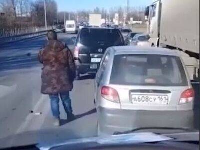 В российском Новошахтинске перекрыли дороги из-за мужчины с пулеметом, он может быть дезертиром – СМИ. Видео