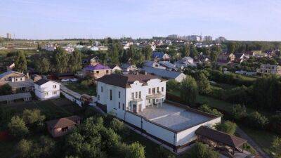 Коттедж за 120 млн рублей с бронированными окнами продают в Нижнем Новгороде