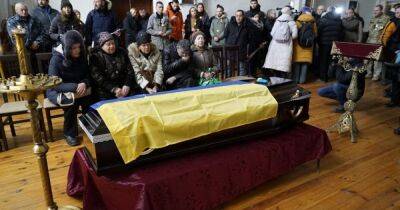 Через восемь месяцев после смерти: в Харькове попрощались с убитым ВС РФ писателем Вакуленко