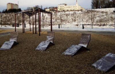В Ржеве в Парке Подпольщиков зимой поставили лежаки