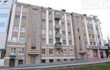 В довоенном доме в центре Минска продается квартира со странной ванной-бассейном