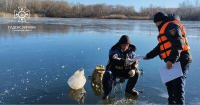 Осторожно, лед: на водоемы Харьковщины вышли любители зимней рыбалки (фото)