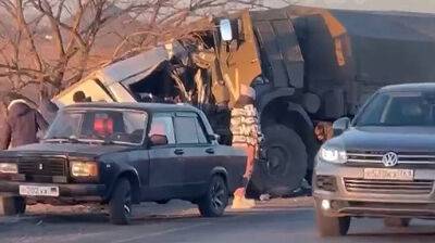 В районе Шахтерска столкнулись военный грузовик с буквой V и маршрутка: 16 погибших