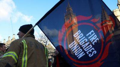 Британские пожарные грозят присоединиться к массовой забастовке