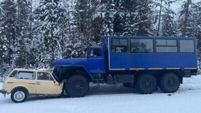 В ДТП с участием "Нивы" и грузовика в Красноярском крае погибли 4 человека