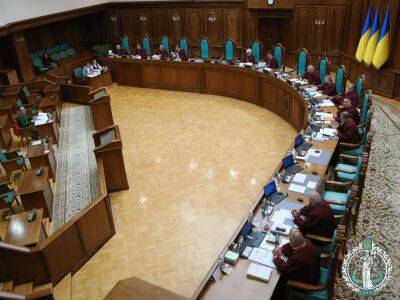 Трое судей Конситуционного суда Украины ушли в отставку