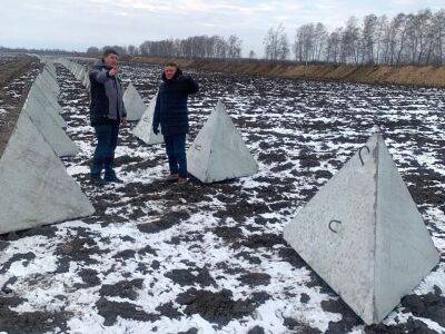 В Курской области РФ начали устанавливать противотанковые укрепления