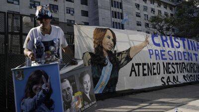 Суд в Аргентине приговорил вице-президента Кристину Фернандес де Киршнер к шести годам тюрьмы