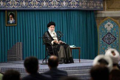 Али Хаменеи - Сестра лидера Ирана осудила его правление и призвала гвардейцев разоружиться - unn.com.ua - Украина - Киев - Франция - Иран - Тегеран