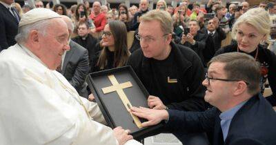 Мэр Львова передал Папе Римскому крест с обломком российской крылатой ракеты (фото)