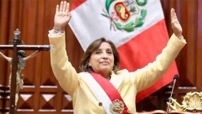 Президентом Перу вперше стала жінка після драматичної зміни влади в країні