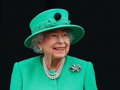 В Букингемском дворце рассказали, как Елизаветы II отреагировала на подарок от дизайнера Багинского, который успела увидеть перед смертью