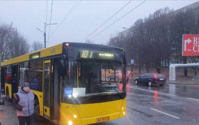 Став транспорт, ДТП та черги. Дороги у Дніпрі за ніч перетворилися на "ковзанку" - rbc.ua - Україна