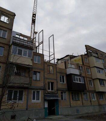 В Харькове отстраивают дом, в котором рухнула крыша и несколько этажей (фото)