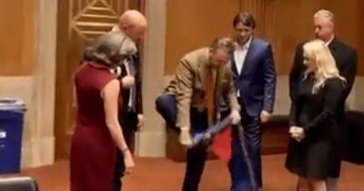 "Нашли место для тряпки": в Конгрессе США вытерли ноги о флаг "ДНР" (видео)