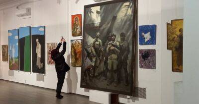 Геноцид Мариуполя и Сковорода-хипстер: в Киеве открылась выставка, посвященная войне с РФ (фото)