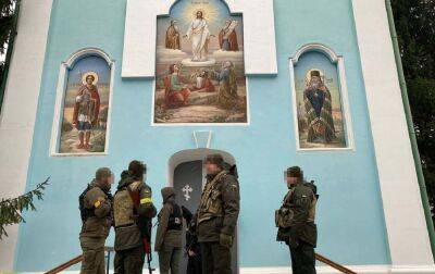 СБУ знайшла у храмах МП російські паспорти, викрадені ікони та прапор "Новоросії"