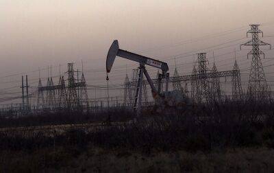 Ціна на нафту Brent впала нижче за 77 доларів вперше за рік