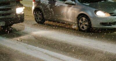 Вниманию водителей: из-за снегопада движение затруднено практически на всей территории Латвии