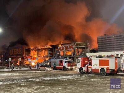 Крупный торговый центр загорелся в Подмосковье
