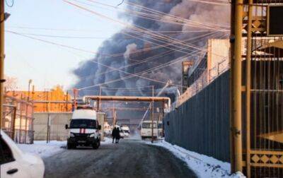 В российском Барнауле горит шинный завод