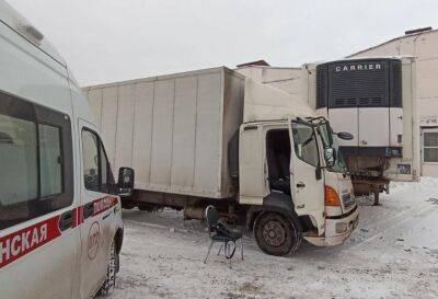 В Твери водитель фургона получил травмы, врезавшись в полуприцеп