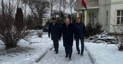 "Mercedes слабо заводится": Лукашенко пришел пешком на саммит ЕАЭС в Бишкеке (видео)