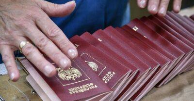 Около 300 тысяч украинцев с начала вторжения получили паспорта РФ, — росСМИ (фото)