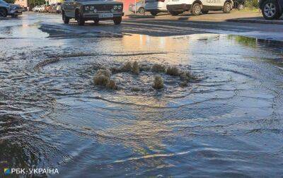 У Деснянському районі Києва через прорив труби дорога пішла під воду (відео)