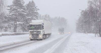 На Таллинском шоссе перевернулась фура, утром в Латвии зарегистрировано 74 аварии