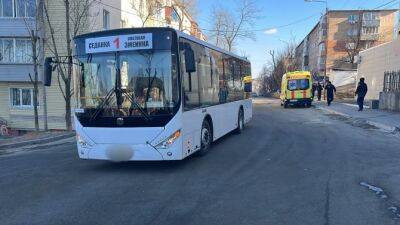 Во Владивостоке ребенок выбежал на дорогу и попал под колеса автобуса
