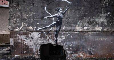 Художник Бэнкси стал почетным гражданином Ирпеня за граффити с гимнасткой (фото)