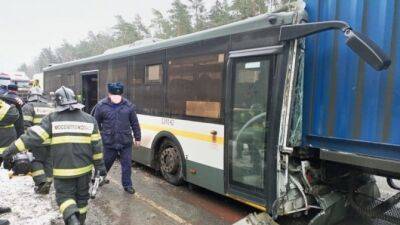 В Подмосковье столкнулись рейсовый автобус и грузовик. Пострадали водитель и пассажиры автобуса
