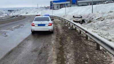 Под Пятигорском «Лексус» съехал с парковки в кювет и опрокинулся, пострадала женщина
