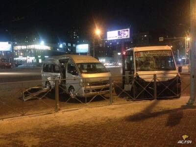 В Новосибирске маршрутка с пассажирами попала в ДТП с микроавтобусом