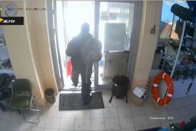 В Новосибирске мужчина украл рюкзак и сапоги из магазина во время примерки