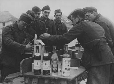 «Бутылка водки на троих»: сколько алкоголя выдавали на фронте солдатам вермахта - Русская семерка