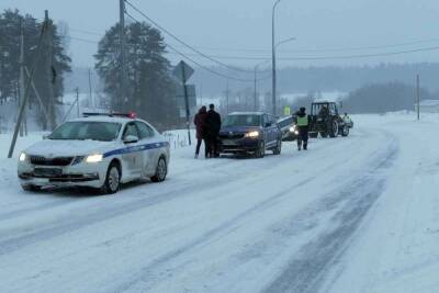 За несколько часов сотрудники ДПС помогли трем автолюбителям в Карелии
