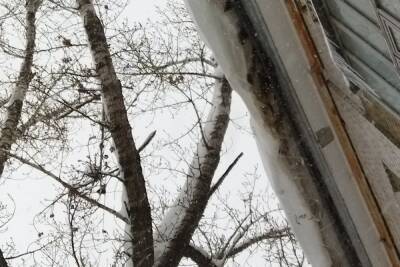 Посреди дня с одной из крыш в Саратове сошла снежная лавина: под завалами оказался человек