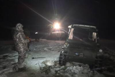 Рыбаки на мотовездеходе не могли выбраться из снежной каши в Карелии