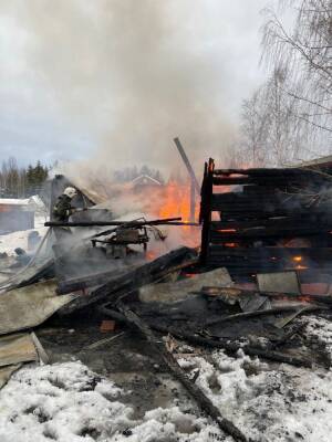 В Гатчинском районе сгорел частный дом — фото