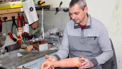 Профсоюз наградил работников гродненского протезно-ортопедического центра, которые починили протезы двум мигрантам с белорусско-польской границы