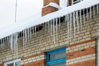 Спасатели предупредили о сходе снега и сосулек с крыш из-за резкого потепления на Урале