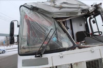 Во время столкновения крана и автобуса в Кургане пострадали два человека