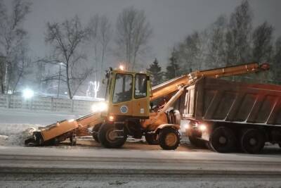 Стало известно, сколько снегоуборочных машин избавляли Новгород от снега в выходные