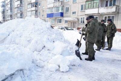 С незаконной парковкой в Хомутово решили бороться снежным городком