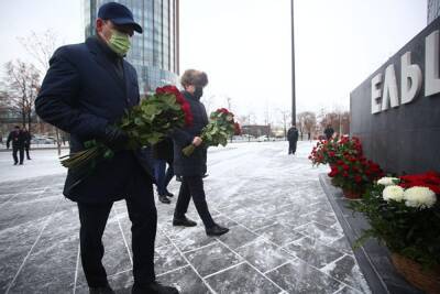 Уральские политики и чиновники возложили цветы к памятнику Ельцина в день его рождения
