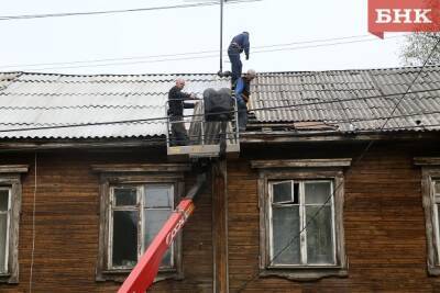 В Печоре коммунальщики поплатились за упавший с крыши дома лист шифера